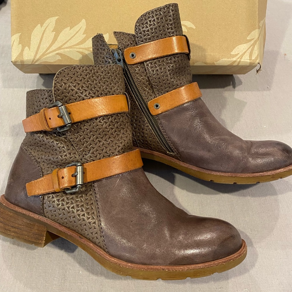 Sofft booties size 7.5 womens